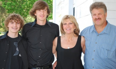 Alex-Michael Springer con su hermano, Skyler, padre, Ken y madre, Mary. 