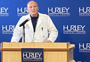 Dr. Michael Jaggi, director médico del Hurley Medical Center, Flint. 