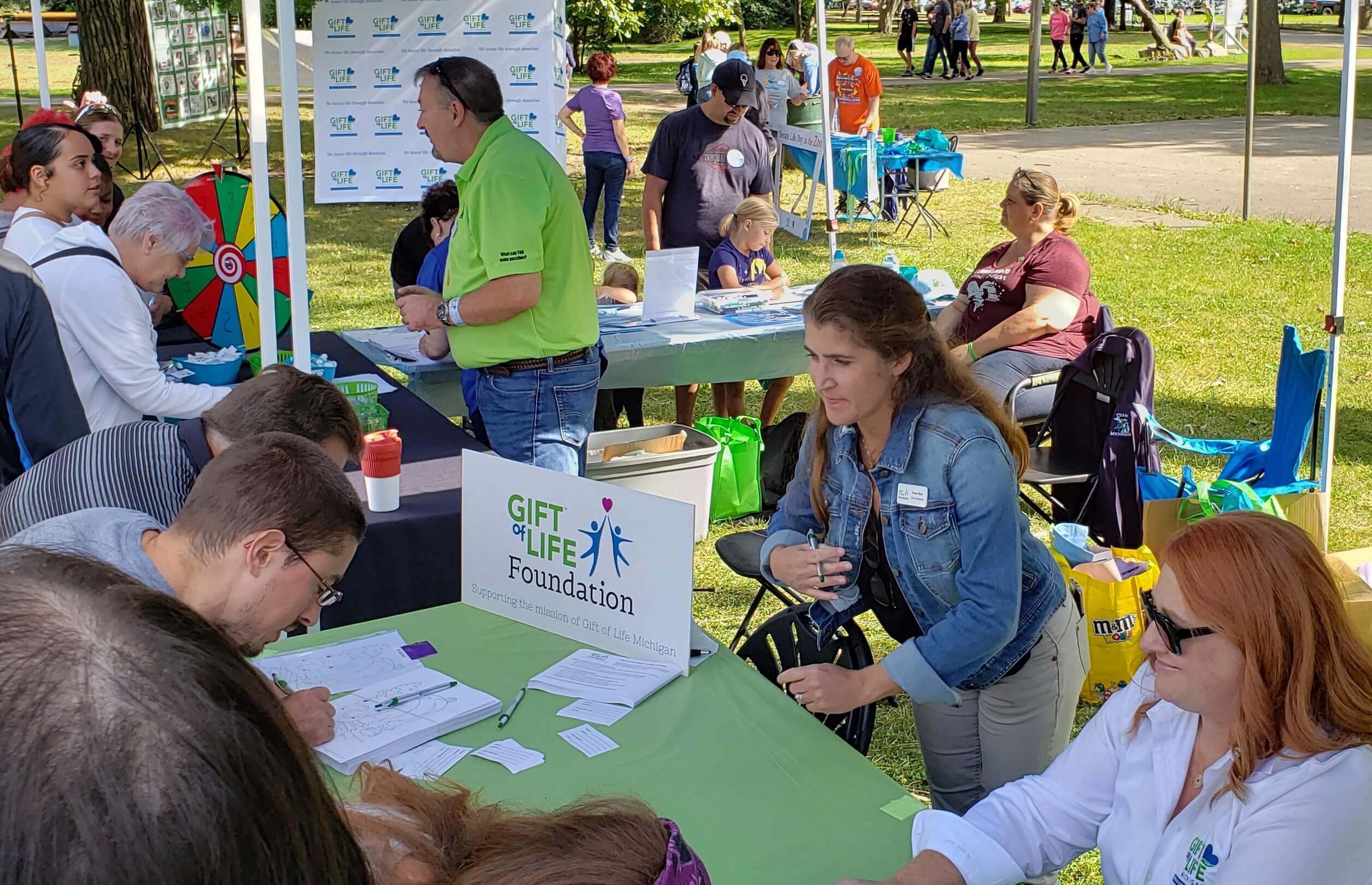 A crowd gathers at the Gift of Life Foundation information table at the 2019 Donate Life Day at the Zoo