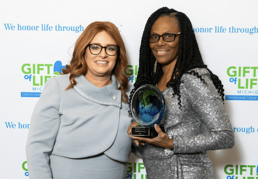 Gift of Life President & CEO Dorrie Dils presented an award to Victolyn Flemmings, a Donation Champion nurse at Detroit Receiving Hospital & University Health Center 