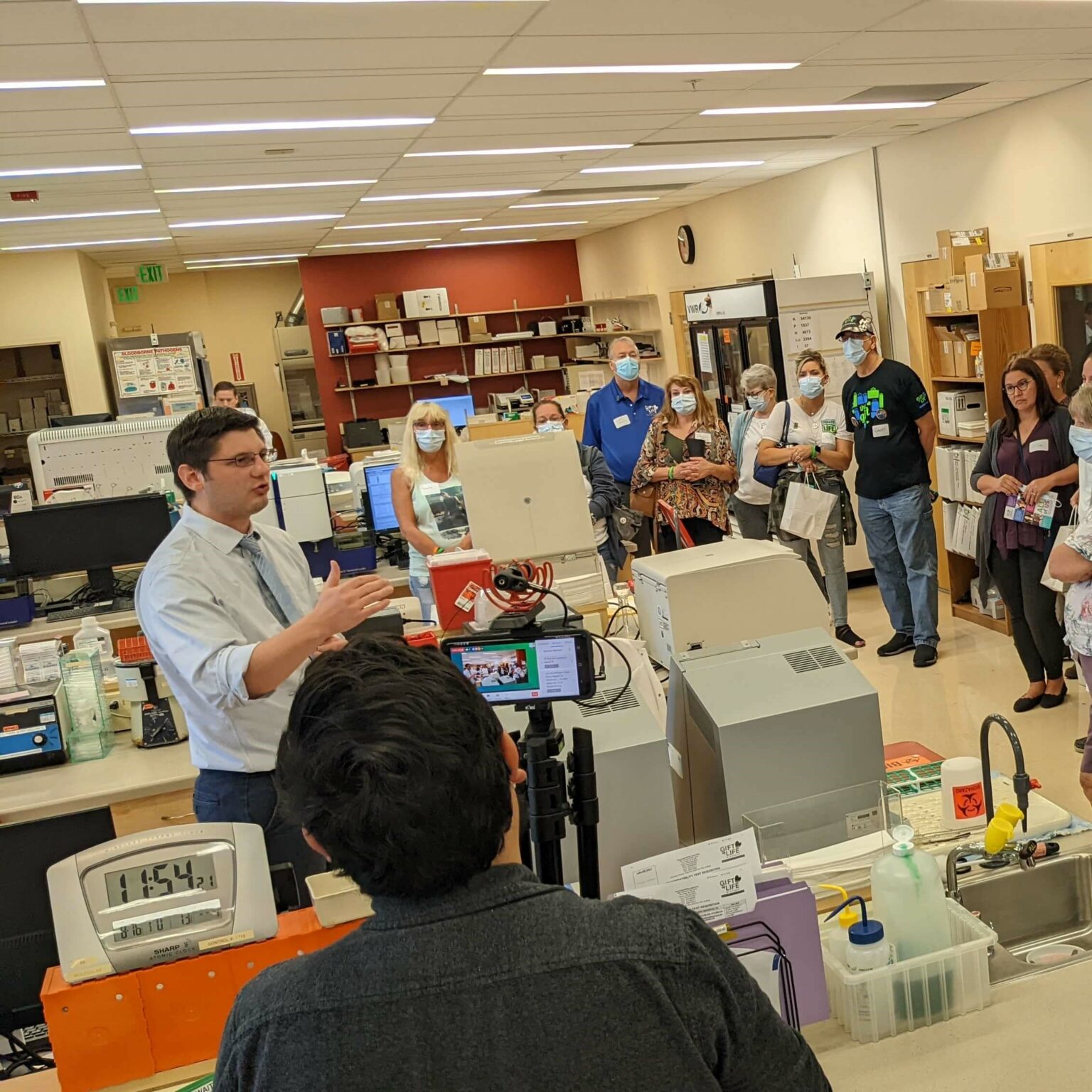 A group listens to lab manager Jeremy talk about histocompatibility in transplantation