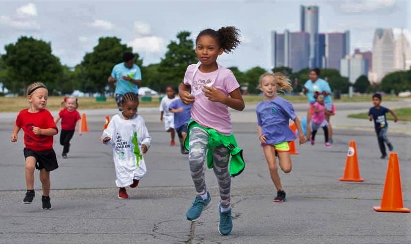 Children running in the LIFE Walk/Run kids event, with the Detroit Renaissance Center in the background