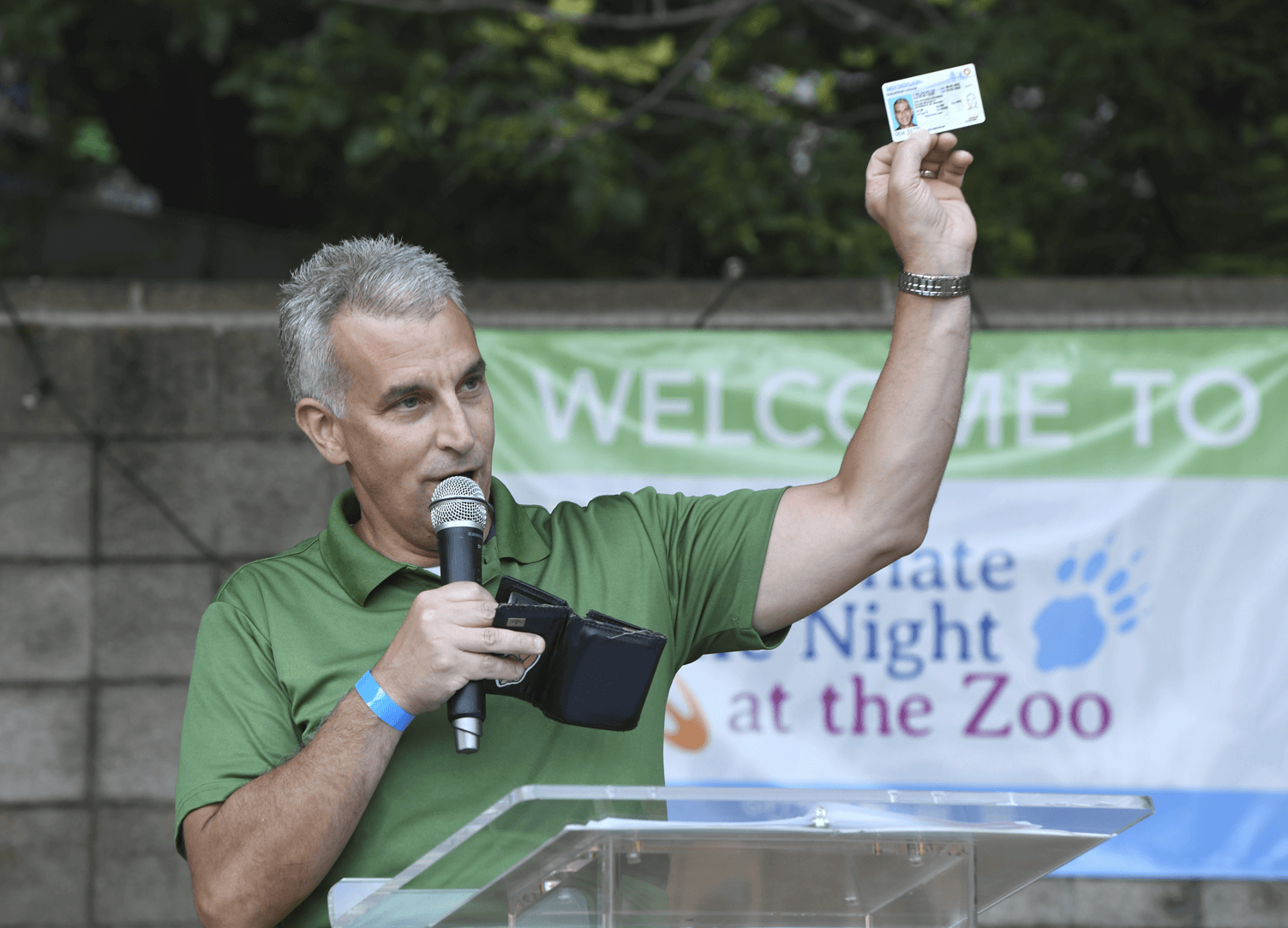 Eric Zane invites guests to Check Your Heart by holding up his driver's license with the red heart symbol on it.