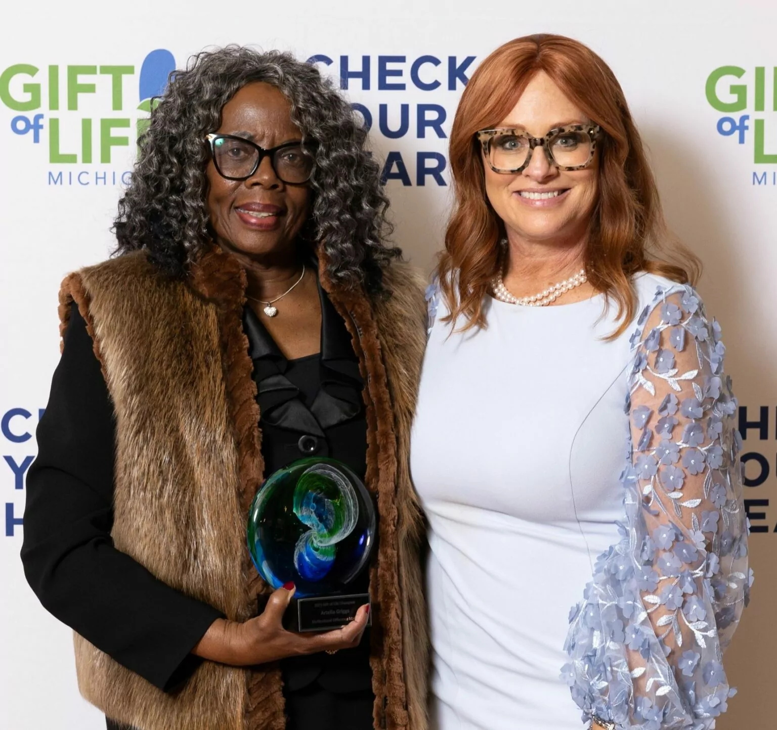 Gift of Life's President and CEO, Dorrie Dils, presented the Multicultural Difference Maker award to donor mother Artelia Griggs at the 2023 Champions Gala