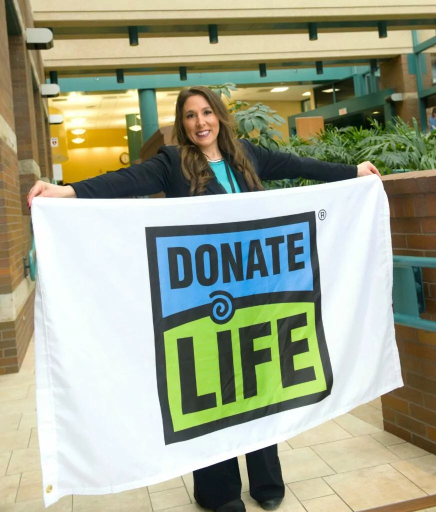 Leslie Casperson with a Donate Life flag