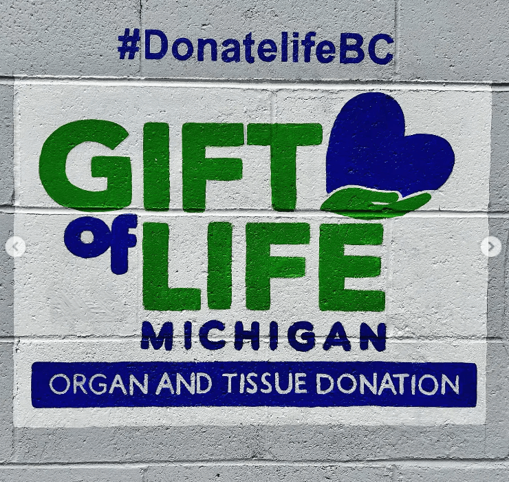 #DonateLifeBC and Gift of Life logo that accompany an angel wings mural