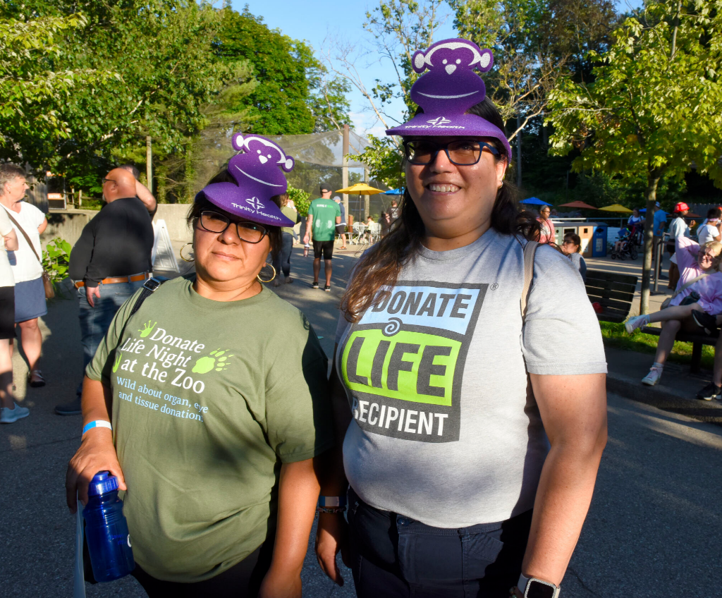 Leslie Palacios, cornea transplant recipient, with another guest at Donate Life Night at the Zoo in 2024